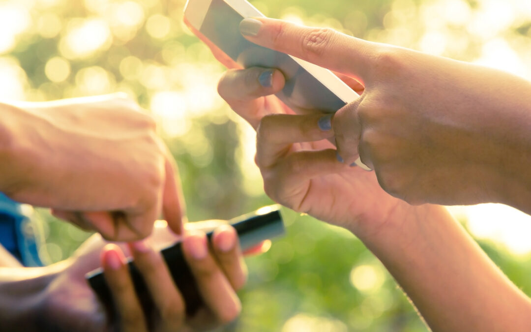 Qué características debe tener un celular de gama media para rendir bien todos los días, según un experto